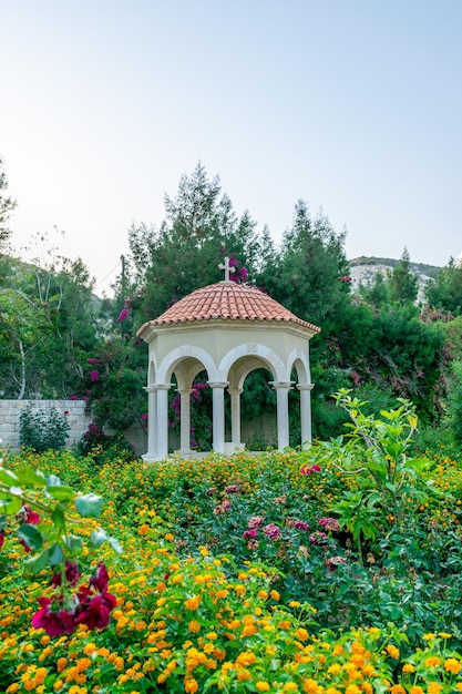 Orthodoxe kerk in een pittoresk groen park