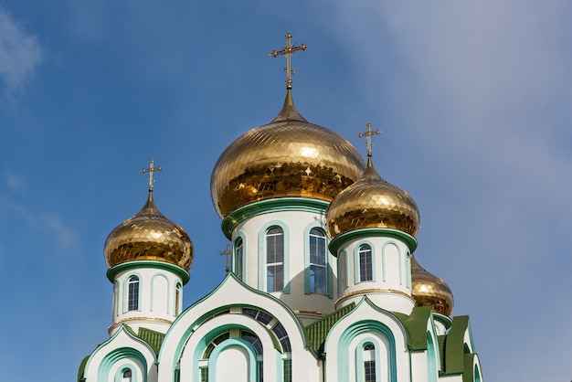 Orthodoxe kerk met gouden koepels in zonnige herfstdag, Kerk van Allerheiligen in Carpaty