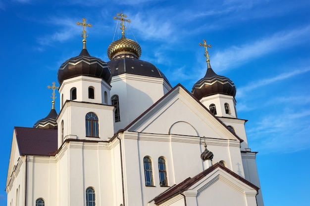 Orthodoxe kerk met koepels tegen de blauwe lucht