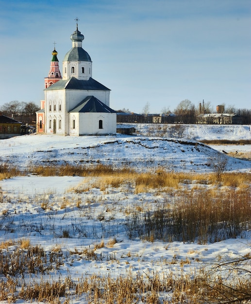 Orthodoxe kerk over landelijk landschap van de winter