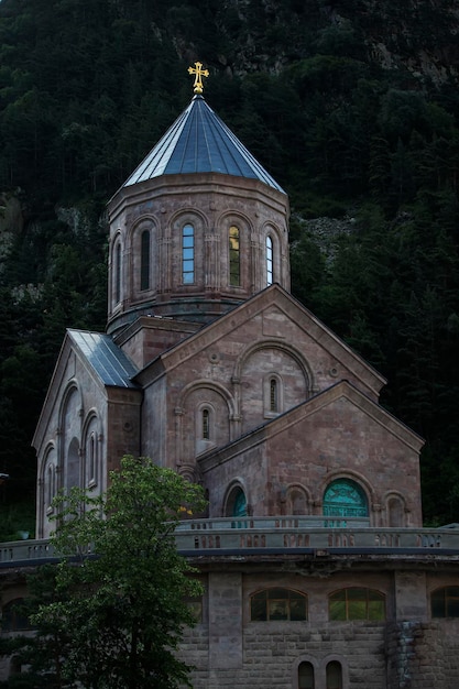 Orthodoxe kerk tegen de achtergrond van bergen in georgië