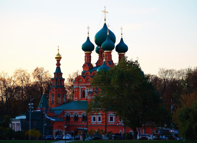 Foto orthodoxe kerk tijdens zonsondergang tijd achtergrond