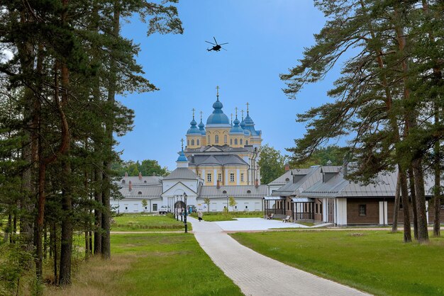 Orthodoxe kerk van het konevets-klooster uitzicht vanaf de bosweg
