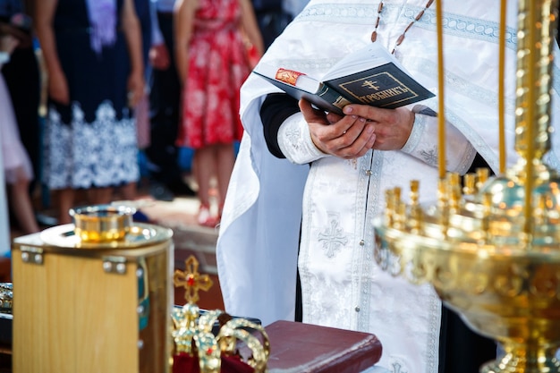 Orthodoxe religie. Handen van de priester op de Bijbel.