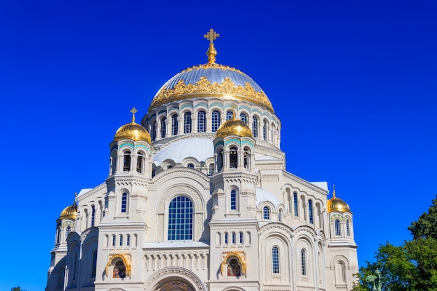 Orthodoxe zeekathedraal van sinterklaas in kronstadt, rusland