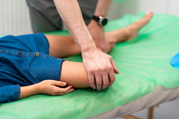 Soletta ortopedica. l'ortopedico lavora con il paziente. ambulatorio ortopedico. scelta delle solette in una clinica ortopedica. l'ortopedico offre la soletta al paziente cura del piede