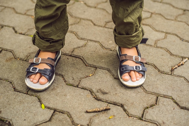 Orthopedische kinderschoenen aan de voeten van de jongen.