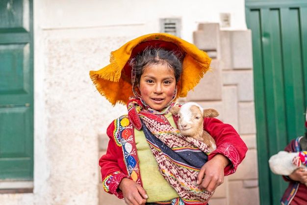 Foto ortrait di una ragazza peruviana vestita con un colorato costume tradizionale cusqueniano fatto a mano. gir andino