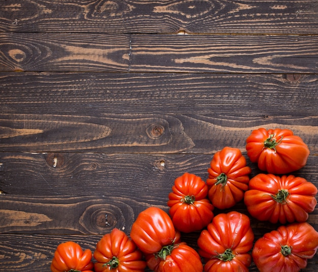 Os hart tomaten, op rustieke houten tafel