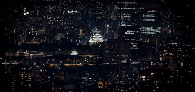 大阪城は夜にパノラマバードアイまたは大阪府周辺の街並みと高層ビルの平面図で照らされます