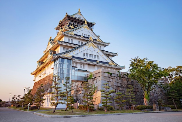 Foto il parco del castello di osaka è un parco urbano pubblico e un sito storico situato a osaka, in giappone.