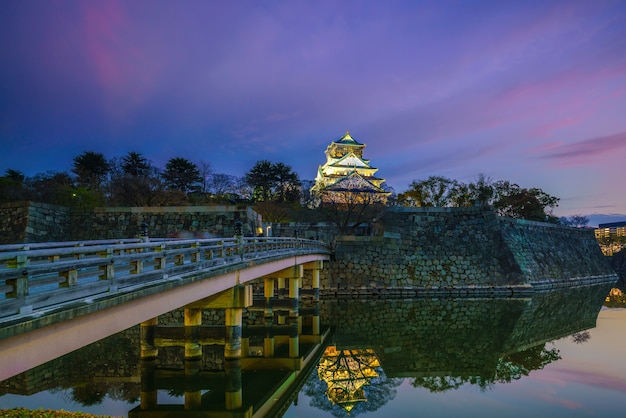 Castello di osaka con la piena fioritura di sakura in giappone