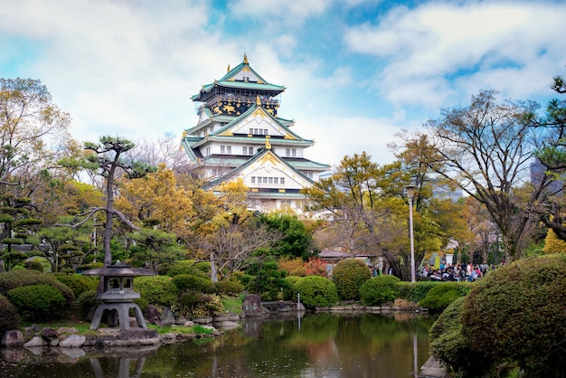 Osaka castle con il giardino giapponese e visita turistica a osaka, in giappone.