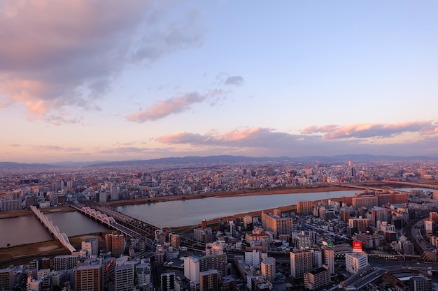 大阪、日本の都市、梅田スカイビルからの空撮。