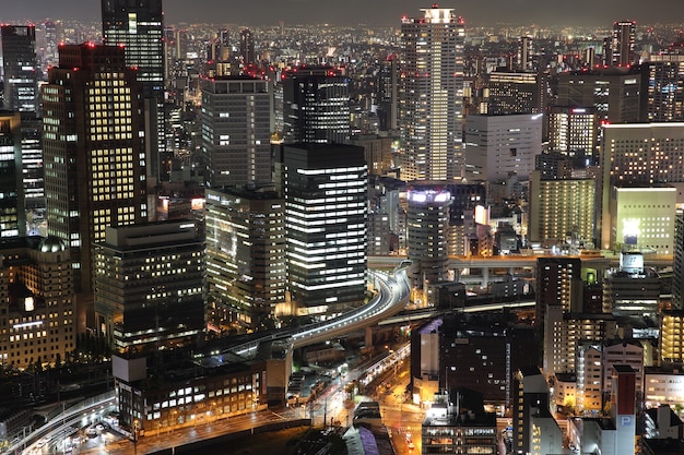 Город Осака в городской пейзаж Японии в ночном представлении