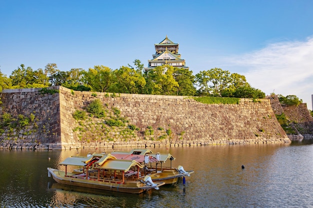 Osaka, Japan - 24 mei 2019: boot in het kasteelpark van Osaka