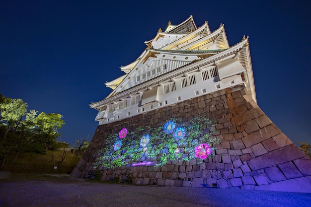 Osaka, Japan - 24 mei 2019: Nachtverlichting van het kasteel van Osaka