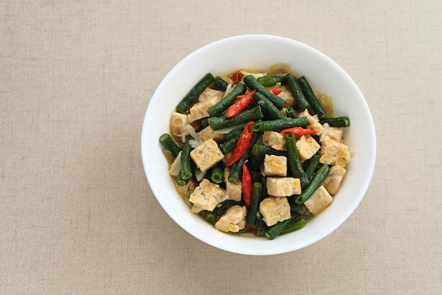 Oseng tempe kacang panjang of roergebakken tempeh en kousenband Indonesische traditionele keuken