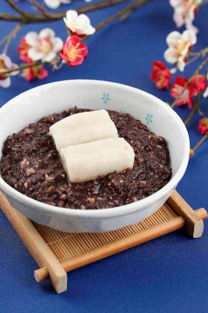 Сладкий суп из красной фасоли Осируко с рисовым пирогом, крупным планом