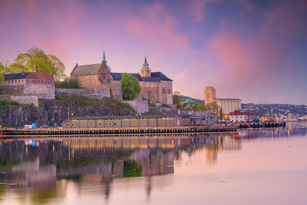 Oslo binnenstad skyline stadsgezicht in Noorwegen bij zonsondergang