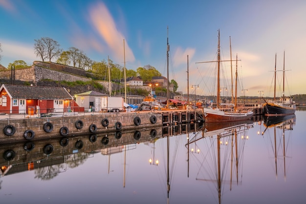 Oslo binnenstad skyline stadsgezicht in Noorwegen bij zonsondergang