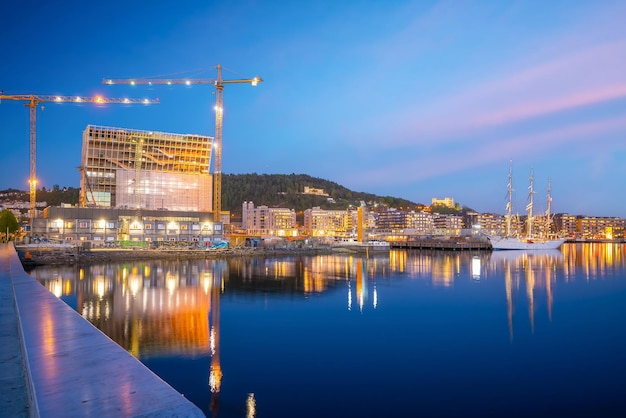 Oslo binnenstad skyline stadsgezicht in Noorwegen bij zonsondergang