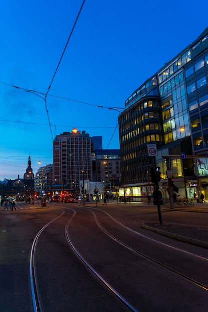 Foto oslo, noorwegen - 5 januari, 2017: nachtzicht op verlichte straat in het zakencentrum van oslo. moderne architectuur in noorwegen