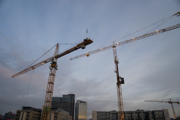 Oslo, noorwegen - 6 januari 2017: moderne zakelijke architectuur in aanbouw in het centrum van oslo, noorwegen.