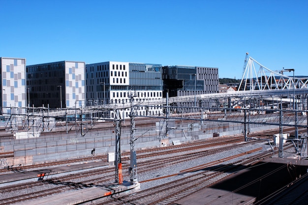 鉄道駅と近代的な建物のあるオスロの眺め彼らはビョルヴィカの近くにある新しい建物のいくつかです駅はノルウェーで最大です