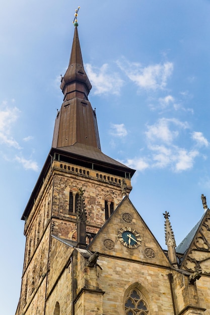 Osnabruck Nedersaksen Duitsland St Marien kerk en gevels van oude huizen op het marktplein