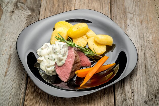 Ossenhaas met champignonsaus en aardappelen