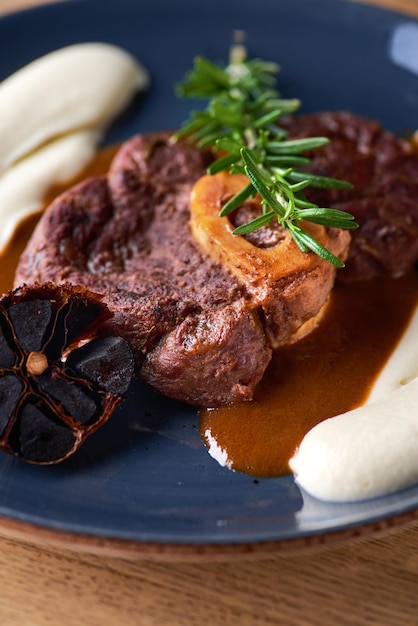 Ossobuco Gegaard Kalfsschenkel Ossobuco met puree van wortelgroenten en zwarte knoflook