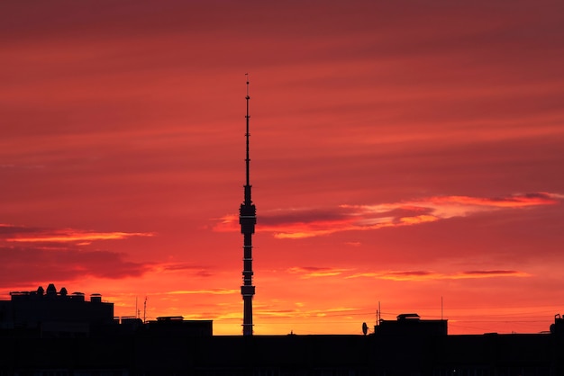 Ostankinskaya TV-toren tijdens de lentezonsondergang in Moskou in Rusland in