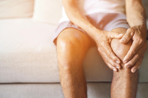 Osteoartritis komt vaker voor bij ouderen Het veroorzaakt kniepijn zwelling roodheid stijfheid in de knie vastklampen lawaai in de knie