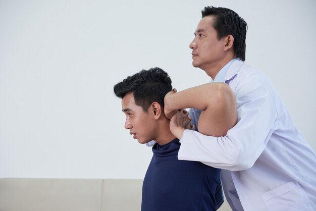 Photo osteopath working with young man