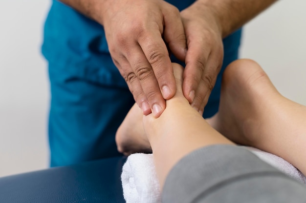 Foto paziente di osteopatia che riceve un massaggio terapeutico