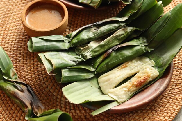 Otak otak palembang. il cibo tradizionale di palembang è una sorta di spuntino a base di torte di pesce alla griglia