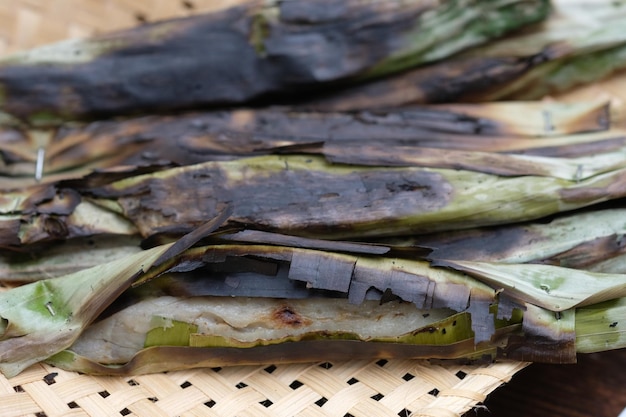 Foto otak-otak tengiri bakar viene lavorato pesce sgombro avvolto in foglie di banana, quindi grigliato sulla brace