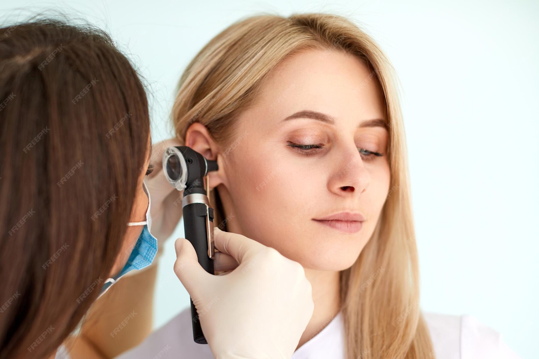 Premium Photo Otolaryngologist doctor examining patients ear with