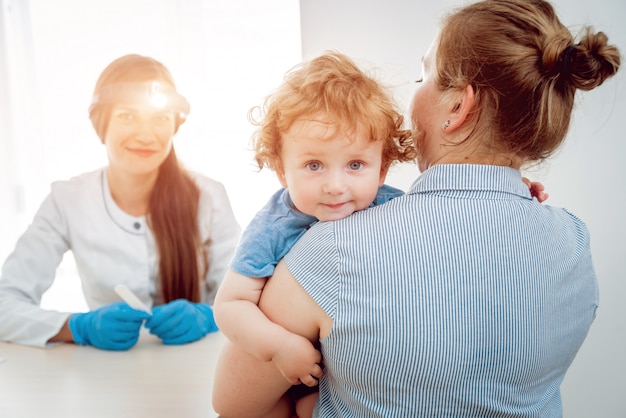 Otolaryngologist onderzoekt kleine jongen.