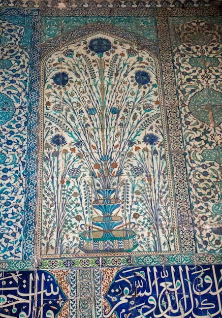 꽃무늬가 있는 오스만 고대 수제 터키 타일