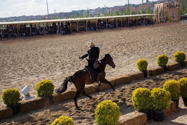 Foto arciere a cavallo ottomano che cavalca e spara