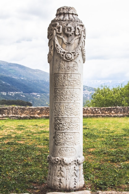 Photo an ottoman period tombstone with arabic inscription at ioannina, epirus, northern greece.