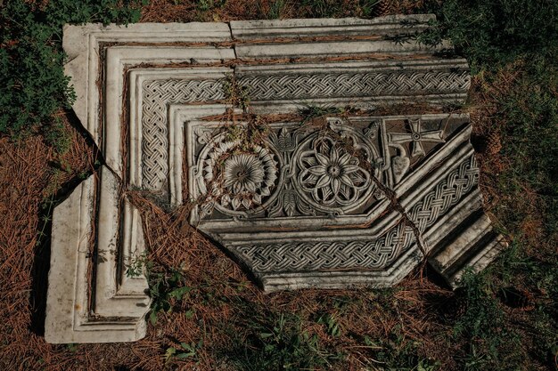 Photo ottoman tomb stone with floral ornaments