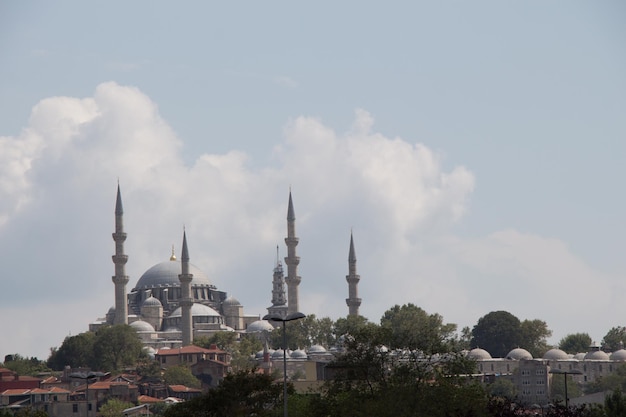 Photo ottoman turkish style mosque minaret as religious muslim temple architecture