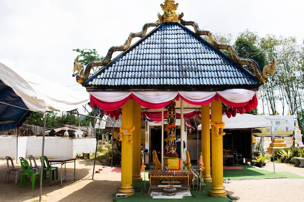 Oud antiek heiligdom in Nora Rong Khru Tha Khae voor Thaise mensen bezoek respect bidden zegen Boeddha wens heilig mysterie aanbidding mythe in Wat Tha Khae-tempel op 12 maart 2023 in Phatthalung Thailand