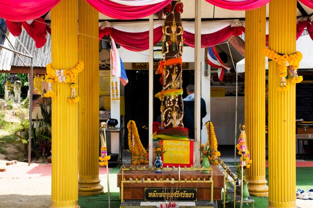 Oud antiek heiligdom in Nora Rong Khru Tha Khae voor Thaise mensen bezoek respect bidden zegen Boeddha wens heilig mysterie aanbidding mythe in Wat Tha Khae-tempel op 12 maart 2023 in Phatthalung Thailand