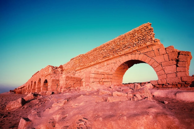 Oud aquaduct in Caesarea, Israël