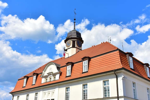 Oud architectonisch gebouw met witte muren rood dak en een oude klok Kurnik Poznan Polen