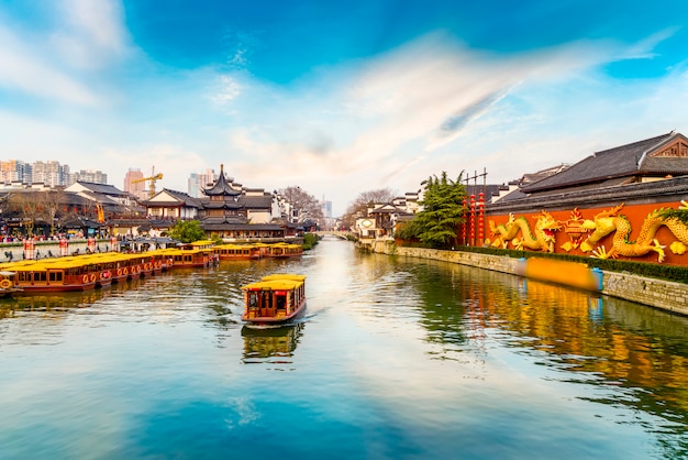 Oud architecturaal landschap op de qinhuai-rivier in nanjing